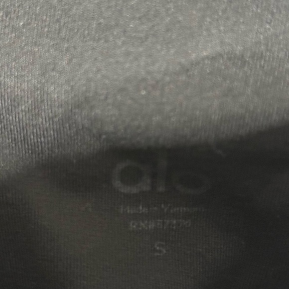 Alo Yoga Black Cropped - Picture 6 of 8